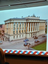 Vuonna 1890 valmistunut Kansallisarkisto on Gustaf Nyströmin käsialaa. Rakennuksen vanhin osa edustaa uusrenessanssia, mutta rakennuksen yhteyteen on myöhemmin lisätty moderni, ympäristöön hillitysti sulautuva laajennusosa.
/Risto Rasinen