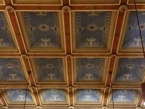 Kansallisarkiston kasettikatto perustuu rautaisista kattotuoleista kannatettuun rautapalkistoon ja sen varaan muurattuihin pieniin kaukaloholveihin. Kyseessä on kevennetty tulkinta italialaisen renessanssin esikuvista.
/Anu-Maria Koskinen
