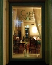 Retken yhteydessä herkuteltiin ja päivitettiin kuulumisia Senaatintorin laidalla sijaitsevassa Café Engelissä.
/Anu-Maria Koskinen