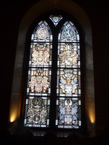 Yksi kolmesta lasimaalauksesta valiokuntahuoneessa