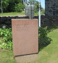 Menneiden sukupolvien muistomerkillä. Tähän on haudattu kirkon lattian alta sukuhaudoista v. 1924 siirretyt vainajat, kuten myös Catharina Sass.