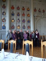 Ryhmäkuva ritarihuonesalissa Sass No. 32 vaakunan alla