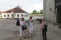 Kolme naista kävelyllä
/Jukka Vuorinen