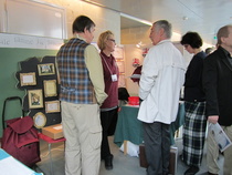 Näyttelyosastolla vierailulla Skyttä-suvun edustaja