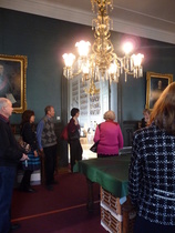 Johtokunnan huoneessa opasta kuuntelemassa