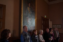 Marsalkka Mannerheimin taulun alla