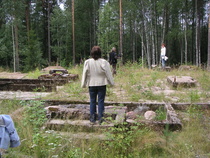 Opettajan talon raunioilla