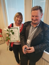 Varapuheenjohtajamme Juhani Mykrä ja rahastonhoitajamme, sihteeri Kati Sassi-Vuorinen kunniakirjan kanssa.
/Jukka Vuorinen