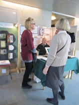 Heidi ja Väinö näyttelyosastolla