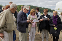 Juttila Kommila säterin karttaa tutkimassa Matti Tulokkaan opastuksella