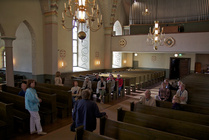 Sääksmäen kirkossa oppaan johdolla