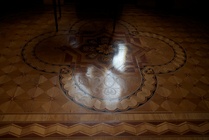 Maamarsalkan huoneen lattia tehty 32 eri puulajista