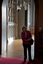 Pirkko johtokunnan huoneen ja ritarihuonesalin ovella