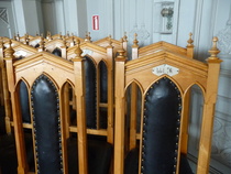 Aatelisella oma tuoli omalla numerolla. Numero poistettiin tuolista, kun suku sammui.