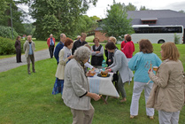 Toivonniemen puolesta järjestettyä tarjoilua nauttimassa