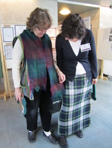 Skotlantilaisten tartan-kankaiden katsastelua