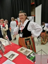 Kesäjuhlilla kävijöitä
/Jared Cohen