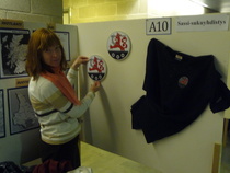 Näyttelyosaston valmistelua perjantai-iltana