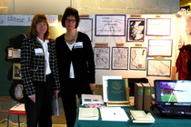 Kati ja Kati-Susanna näyttelyosastolla