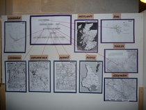 Näyttelyosaston karttoja ja punaisia lankoja