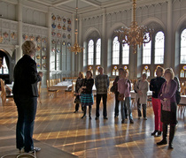 Opas kertomassa ritarisalin taustoja