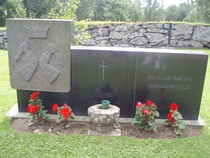 Muistomerkki Sääksmäen kirkon hautausmaalla Karjalaan jääneiden vainajain muistolle