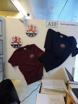 Sukuvaakunatunnus ja t-paidat esillä