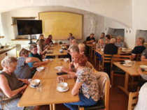 Lopuksi päädyimme linnan pihan varrella olevaan, tunnelmalliseen ravintolaan lohikeitolle