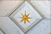 Sanonnan ”Paistaa kun Naantalin aurinko” kerrotaan johtuvan siitä, kun Naantaliin oli 1750-luvulla rakennettu tullihuone ja sen portille oli ripustettu merkiksi puinen aurinko. Myöhemmin se oli korvattu kuparista taotulla ja sianrasvalla kiillotetulla auringolla. Näin kaikki varmasti tiesivät, missä tullia kerättiin. 