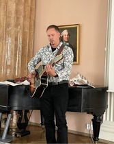 Jonne Sassi soittaa kitaraa