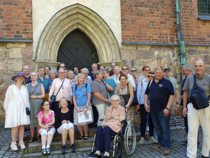 Poistuimme Turun Tuomiokirkosta naisten ovesta ja kokoonnuimme vielä yhteiseen valokuvaan oven ulkopuolelle.