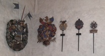 Hautavaakunoita Tenholan kirkossa
Barnet Gustaf Johan Giös från Prästkulla, ryttmästaren Claes Michelsson Munck af Fulkila, kornetten Johan Brand till Germundsby, Löjtnanten Eric Gyllenlood till Skoäng, krigskomissarien Johan Griipenberg till Elgsjö
/Risto Rasinen