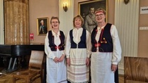 kolme kaunista karjalaista naista: Pirkko Sassi, Kati Sassi-Vuorinen ja Sirkka Hirschovits-Gerz