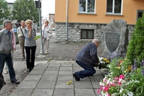 Kukat muistomerkille